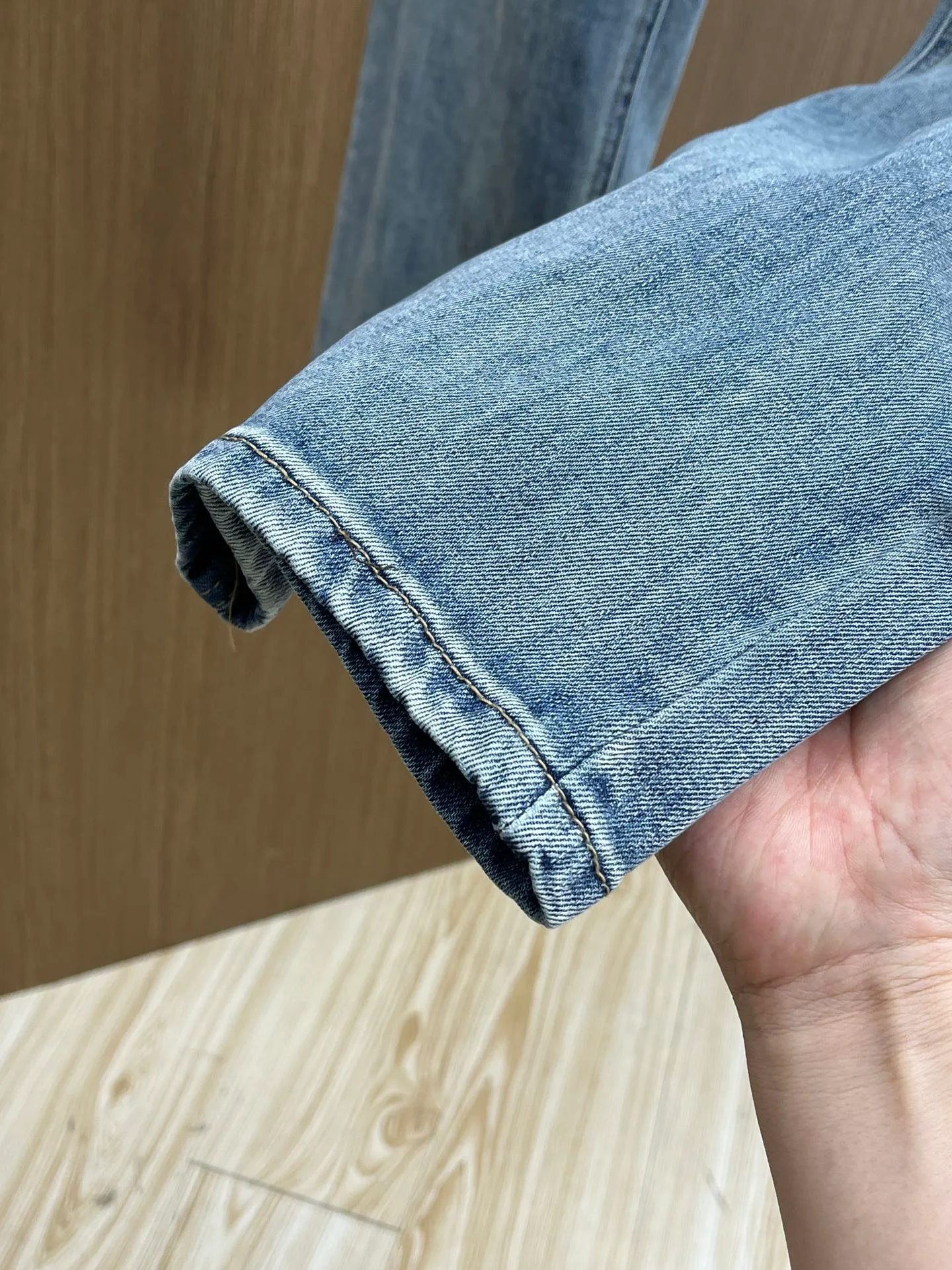 P250 Polo high-end customization 25ss spring and summer new style men's small straight original jeans Early spring new style super soft, stretch fabric, complex handicraft superposition, any washing process will turn into a completely different color effect if you stay for a few seconds longer, so it is more precious, especially durable and taste-resistant... Use the best elastic texture of tannins, genuine leather labels, high-end metal accessories... to create a unique and original jeans style! Original hardware accessories, super correct fit, comfortable and breathable, extremely high-grade, XD counter quality, handsome upper body. Code number: 28-38 no 35 37